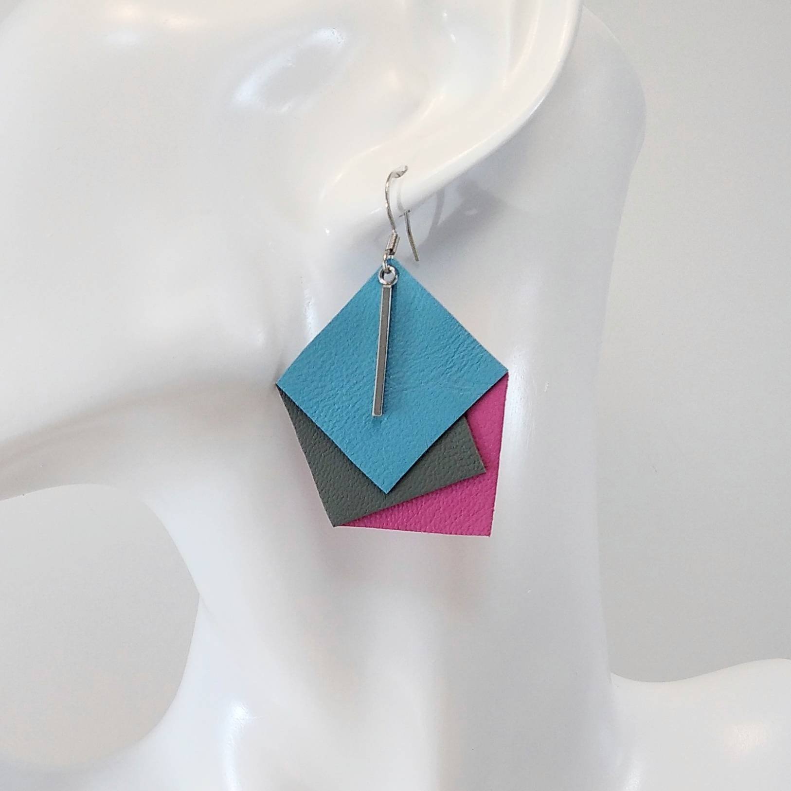 VENDUES ! B.O. FORMIDABLE modèle CLAUDINE Cuirs gris/fuchsia/turquoise, breloque barre inox