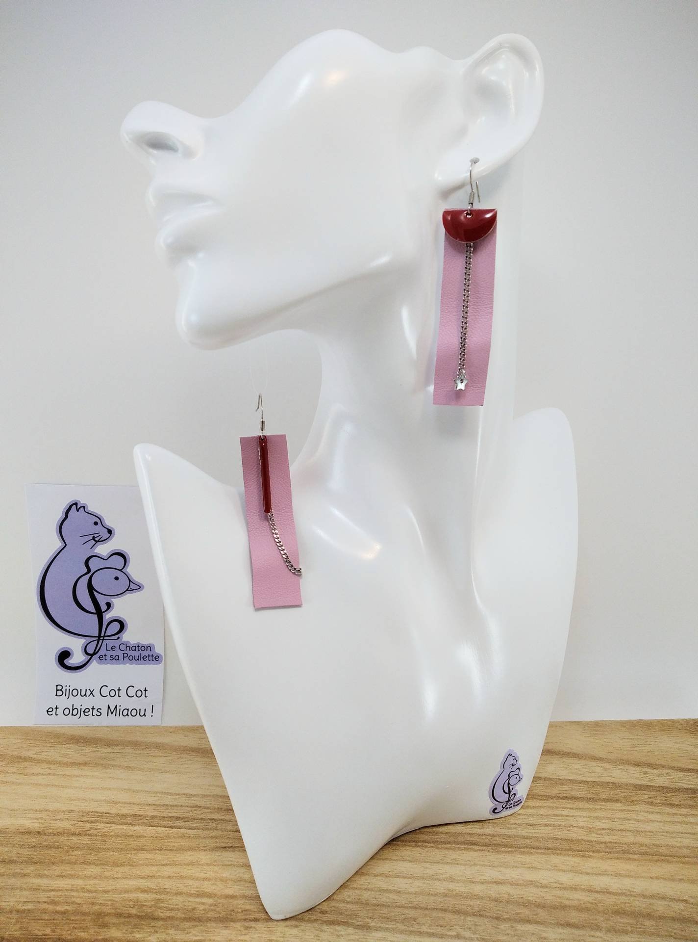 GAGNEES CONCOURS ! B.O. FORMIDABLE modèle CATHERINE Cuir rose dragée, breloques résine demi-cercle et barre rouges, breloque inox étoile et chaine