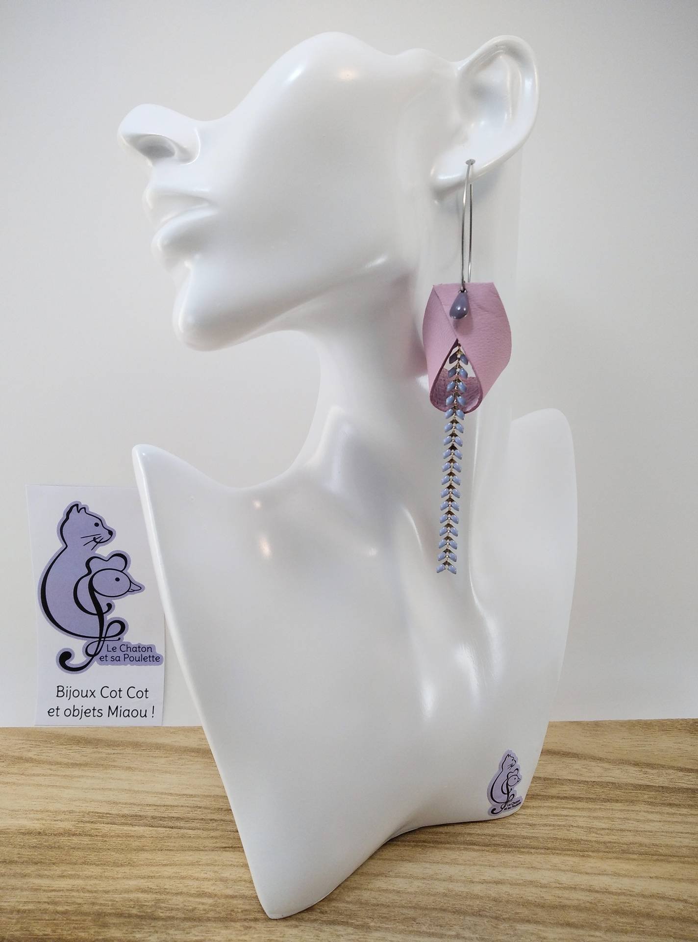 B.O. FORMIDABLE modèle ANNIE Cuir rose dragée, breloque goutte parme et chaine épis bleu pastel