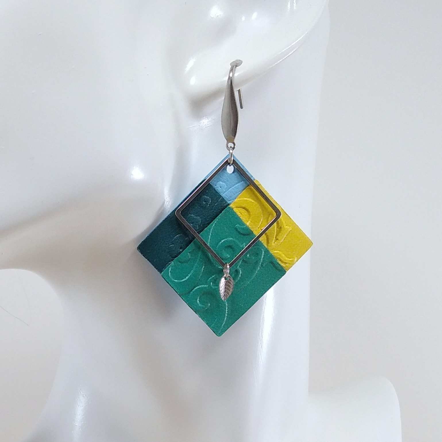 VENDUES ! B.O. FORMIDABLE modèle n°10 Cuirs bleu azur/jaune/vert prasin/vert viride, breloques carré et feuille inox