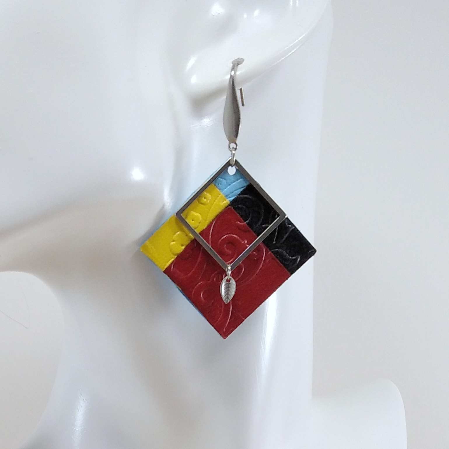 B.O. FORMIDABLE modèle n°10 Cuirs bleu azur/noir/rouge/jaune, breloques carré et feuille inox