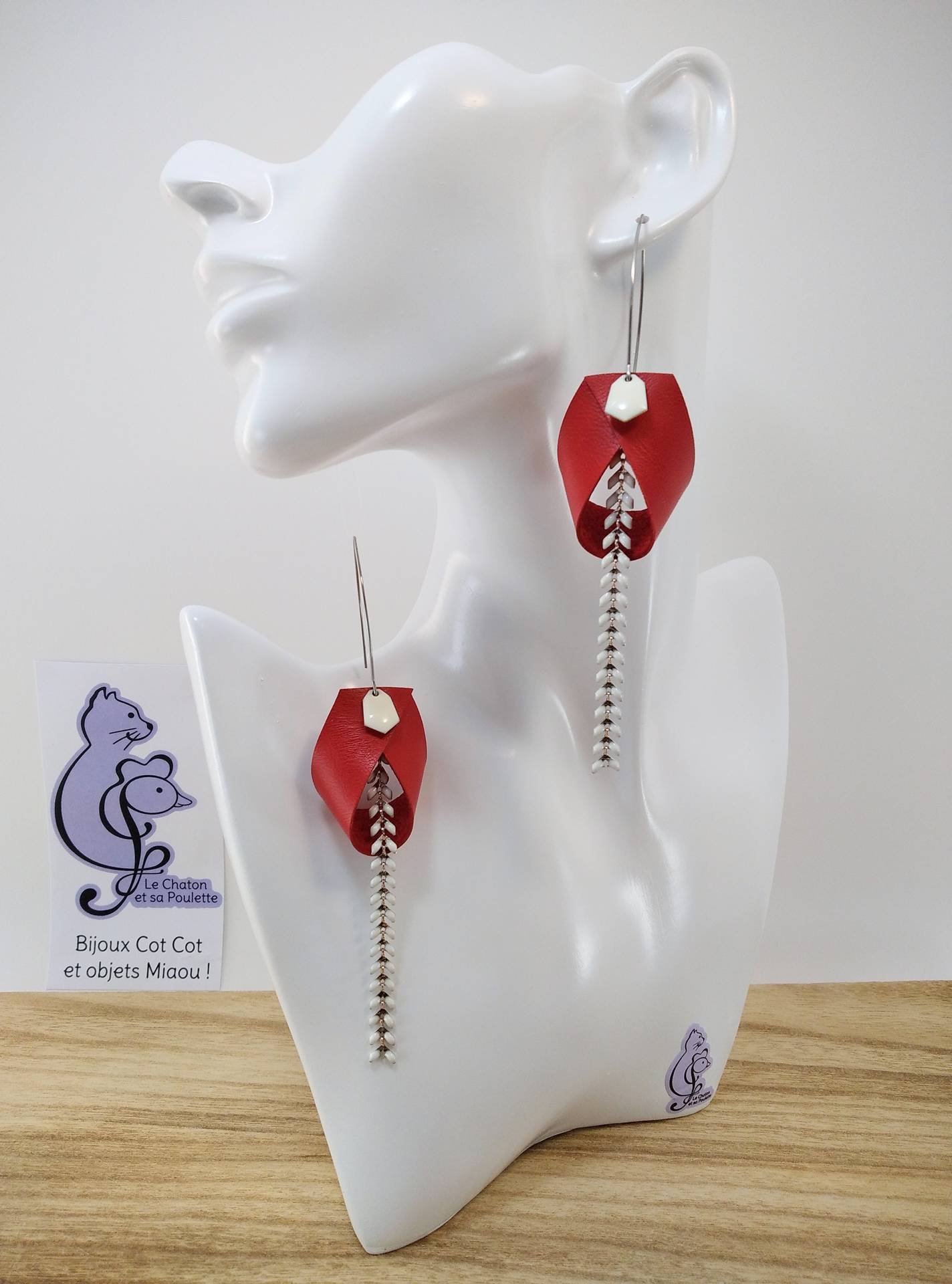 VENDUES ! B.O. FORMIDABLE modèle ANNIE Cuir rouge, breloque diamant blanc et chaine épis blanc