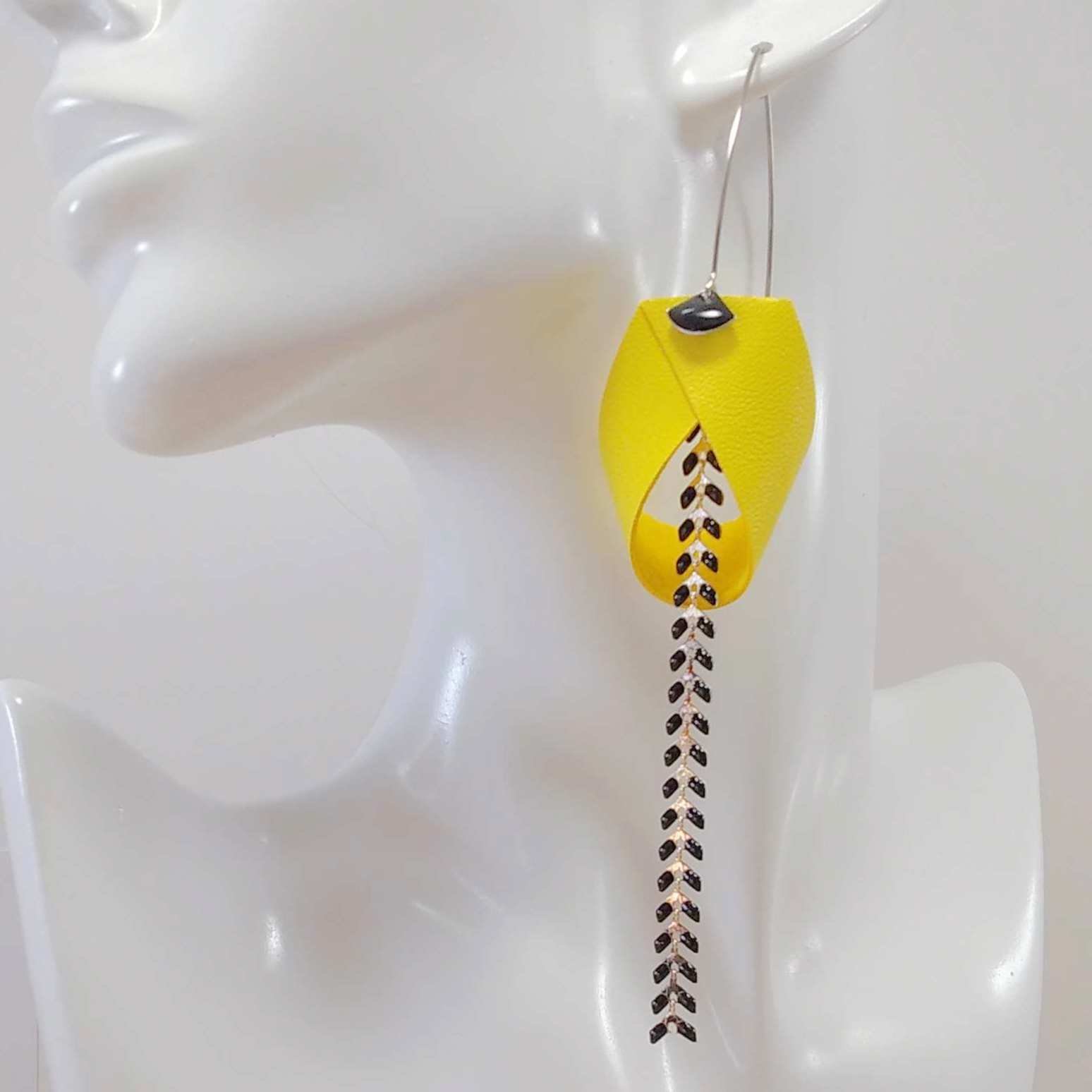 VENDUES ! B.O. FORMIDABLE modèle ANNIE Cuir jaune, breloque éventail noir et chaine épis noir