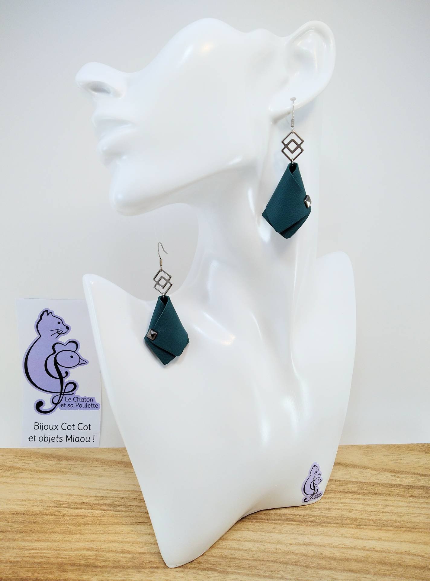 GAGNEES CONCOURS ! BO FORMIDABLE modèle VAL Cuir vert émeraude, breloque inox carrés entrelacés et carré diamant laiton noir