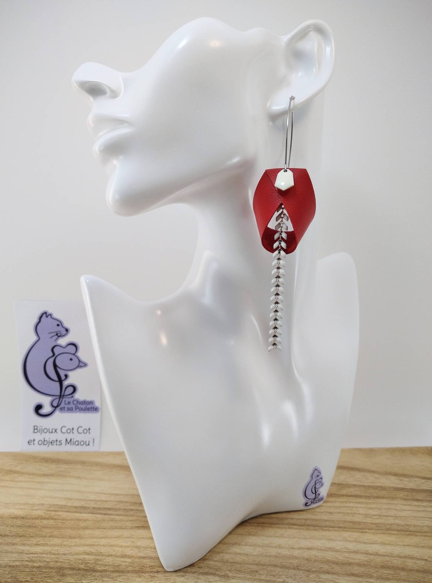 VENDUES ! B.O. FORMIDABLE modèle ANNIE Cuir rouge, breloque diamant blanc et chaine épis blanc