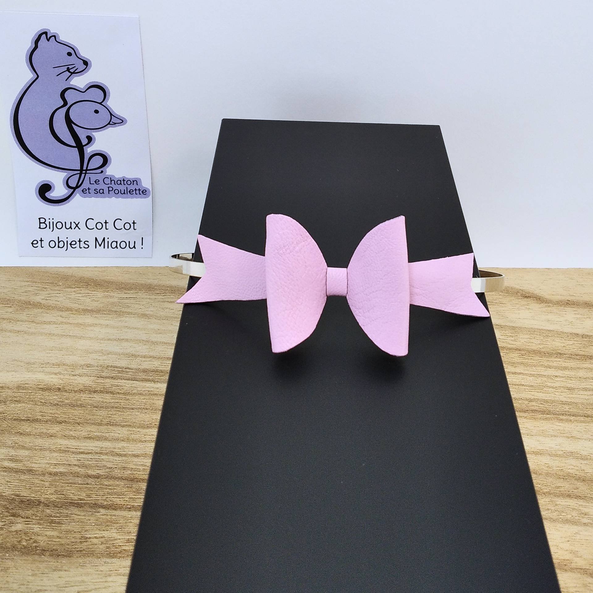 Serre-tête nœud en cuir rose dragée