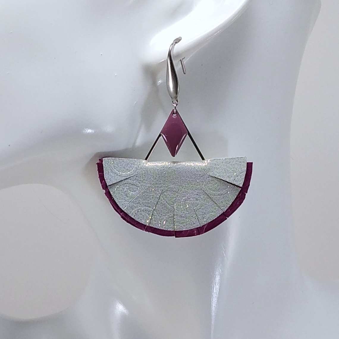 B.O. FORMIDABLE modèle n°11 Cuirs argent irisé/fuchsia, breloques triangle inox et losange fuchsia