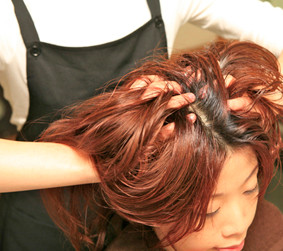 ヘッドマーリシュ（頭皮マッサージ）