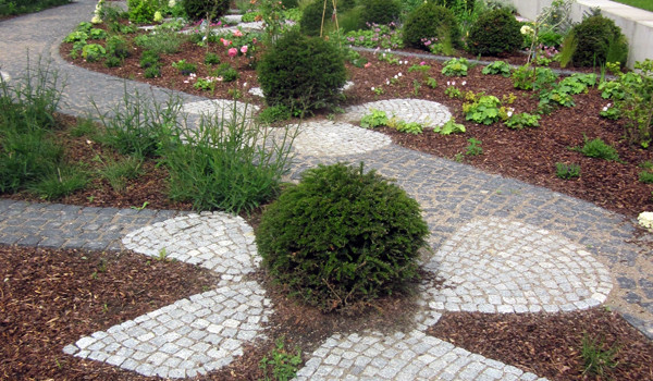 Gestaltung und Pflasterung der Außenanlage