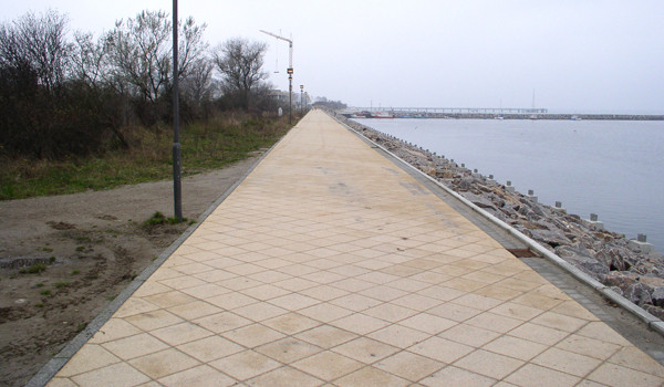 Bau und Pflasterung der Promenade