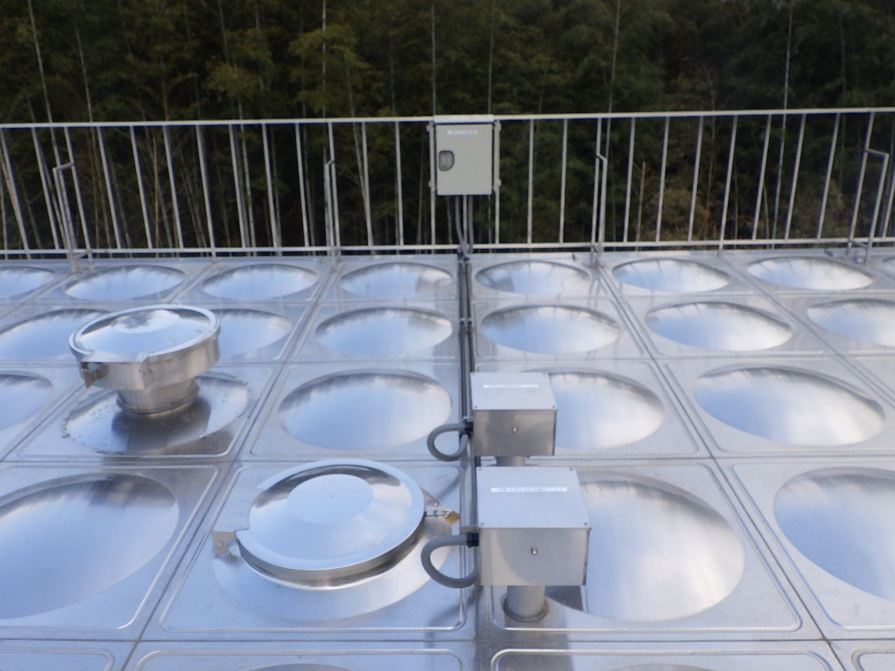 ステンレス製配水池の電気設計設備工事を施工しました。耐久性・品質・工期面のメリットからステンレス製配水池を採用する自治体様が増えています。当社ではこのような鋼製配水池の豊富な施工実績があります。