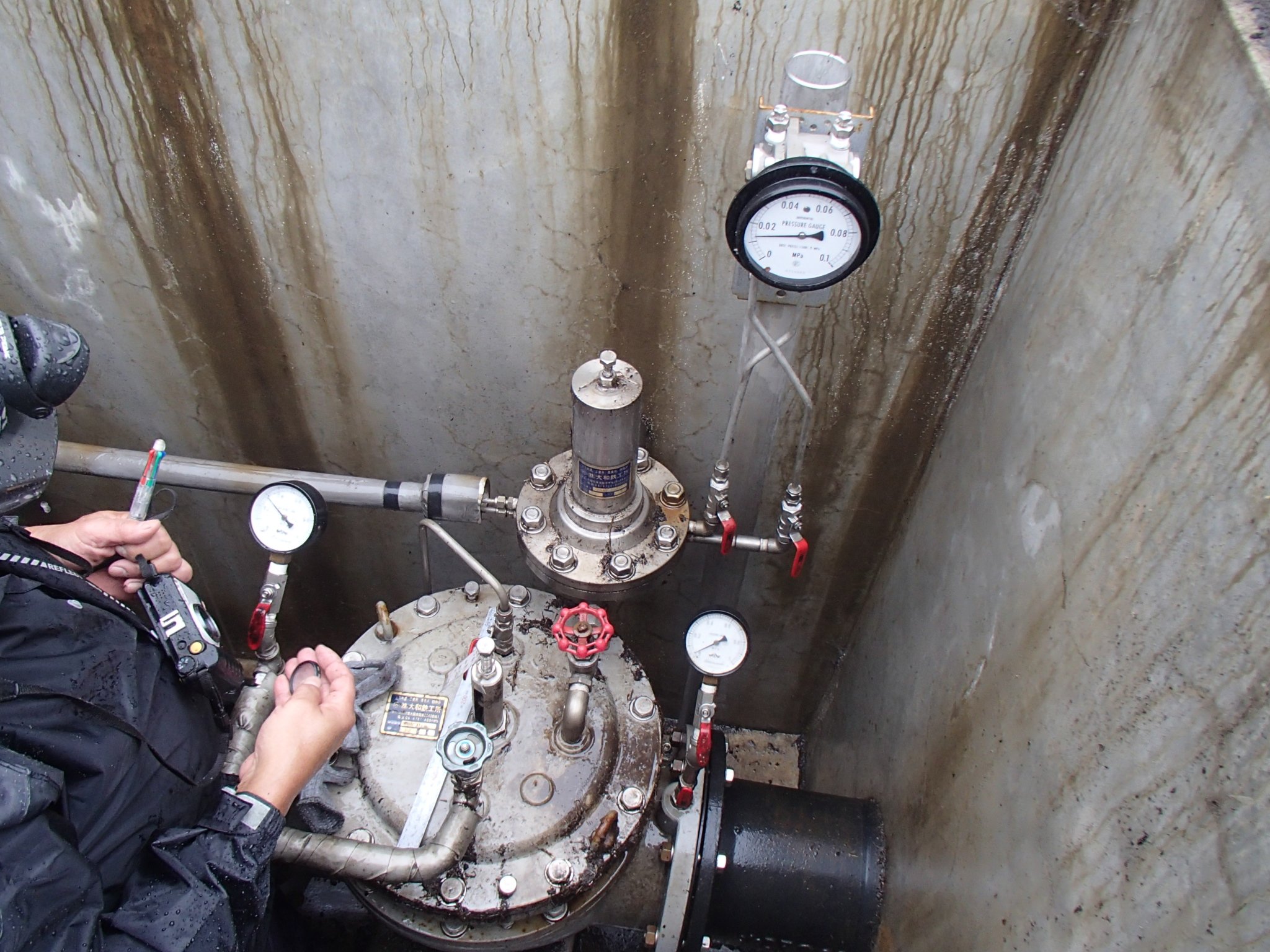 受水施設で機器の試験調整作業を行いました。