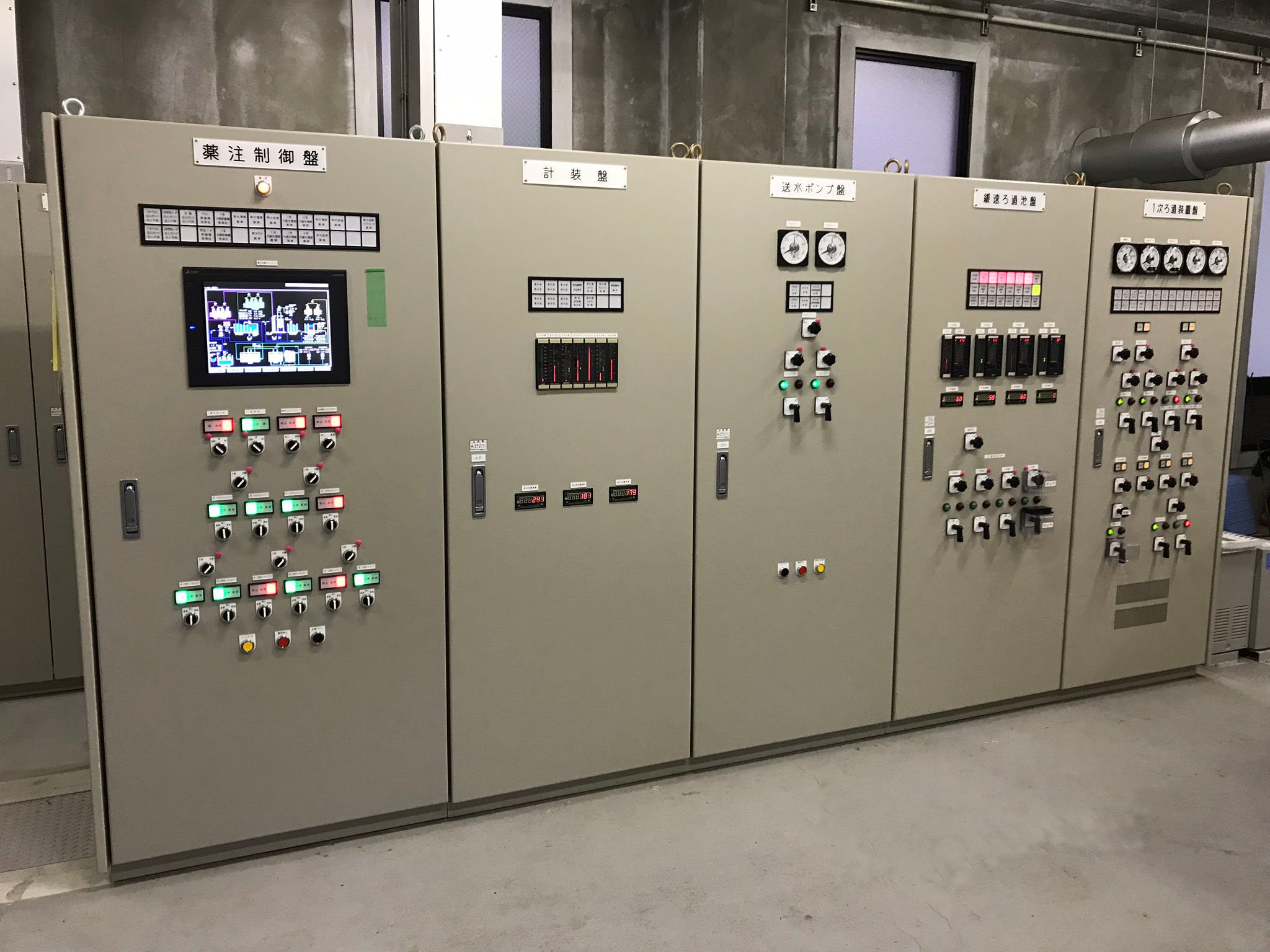 浄水場　監視・制御装置及び制御盤の据付配線、既設制御盤の機能増設作業を実施しました。