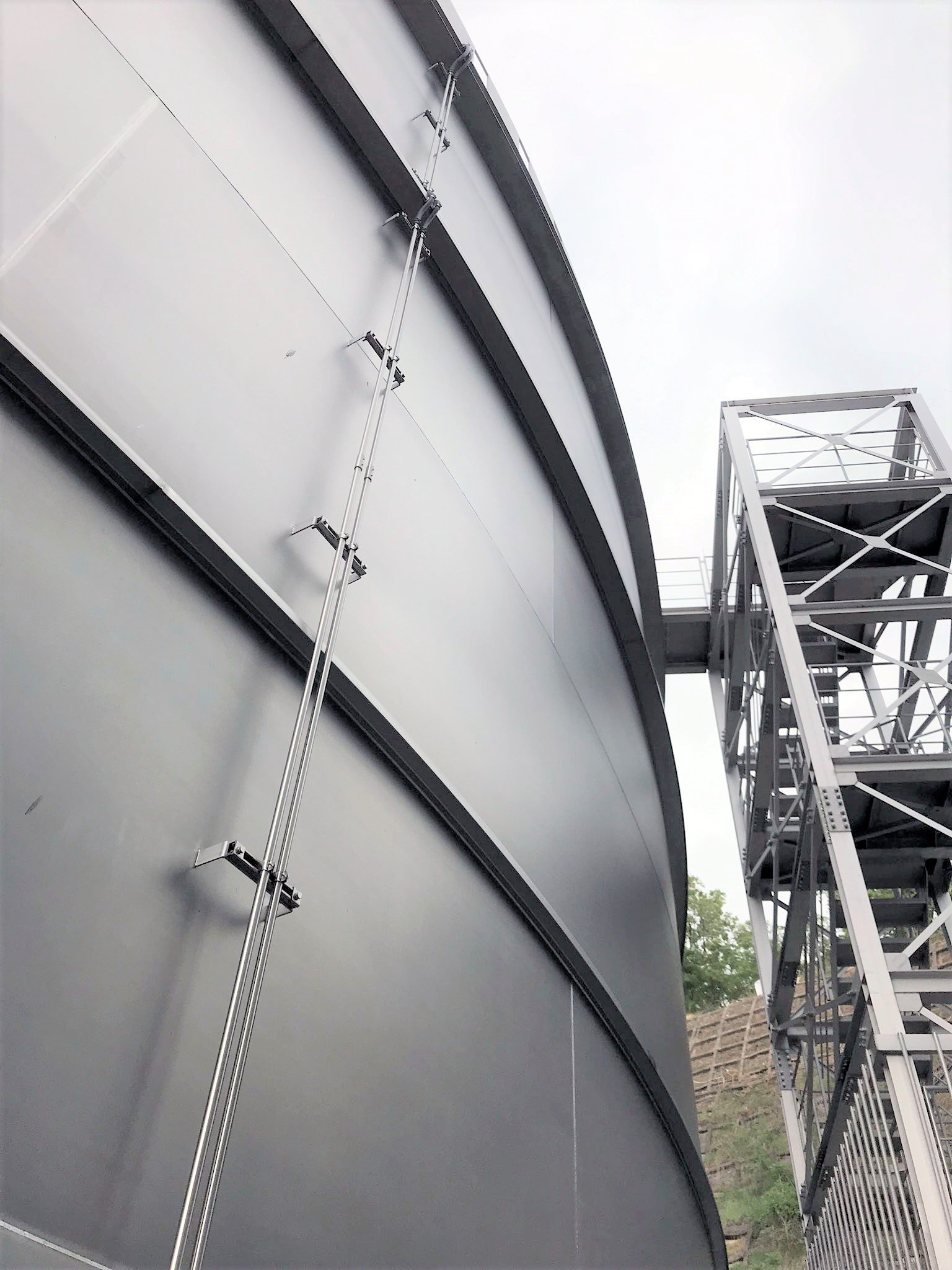 配水池電気計装設備 　国内最大規模の円形ステンレス配水池の電気計装設備工事を施工しました。