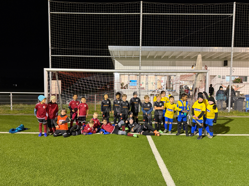 Die Junioren des FC Büsingen, der Spielvi und des FC Oberwinterthur nach dem Turnier, kurz vor der Überraschung.