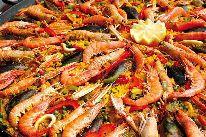 Paella géante à domicile : l'animation culinaire qui séduit vos invités