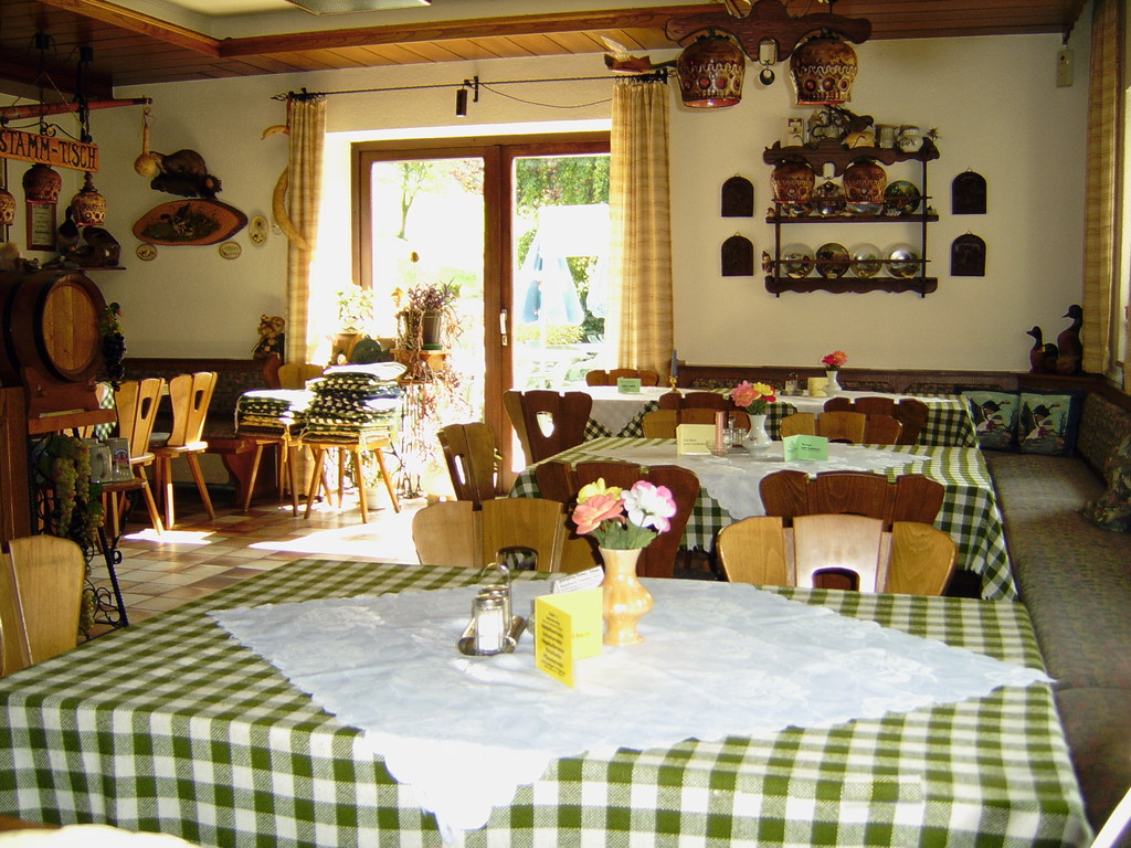 Freie Plätze zum Frühstück - Mittag und Abendessen. Im Hintergrund Durchgang zur Terrasse