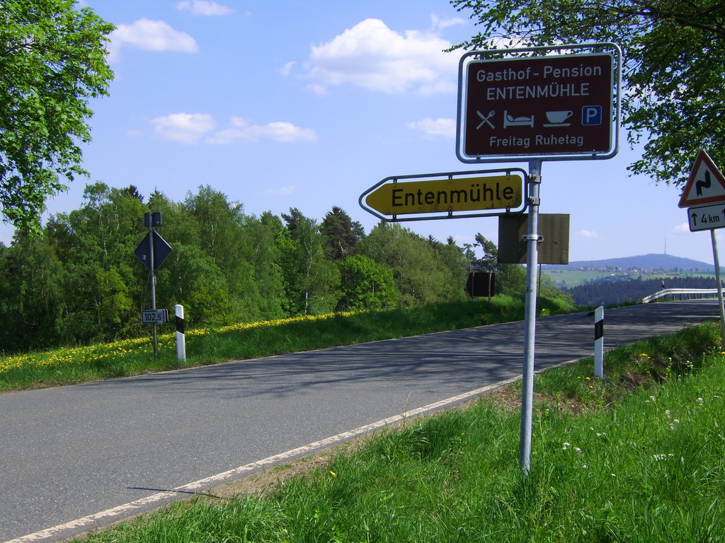 Von der Bundesstrasse 2 geht es 1 Km abwärts zur Entenmühle