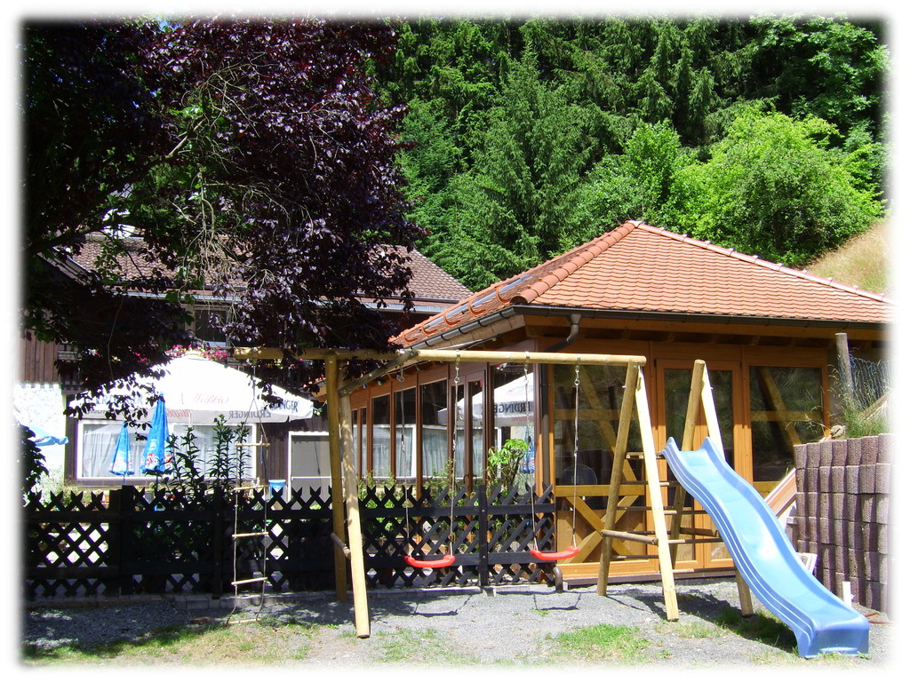 Wintergarten direkt dahinter Kinderschaukel mit Rutsche