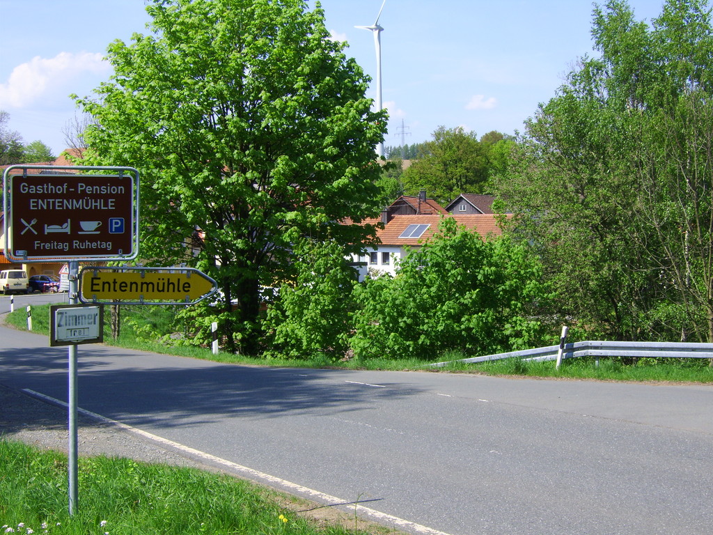 Bundesstrasse 2 in der Ortschaft Lützenreuth auch hier gibt es 2 grosse Windräder zu bestaunen. 1 Km geht es abwärts ins Ölschnitztal