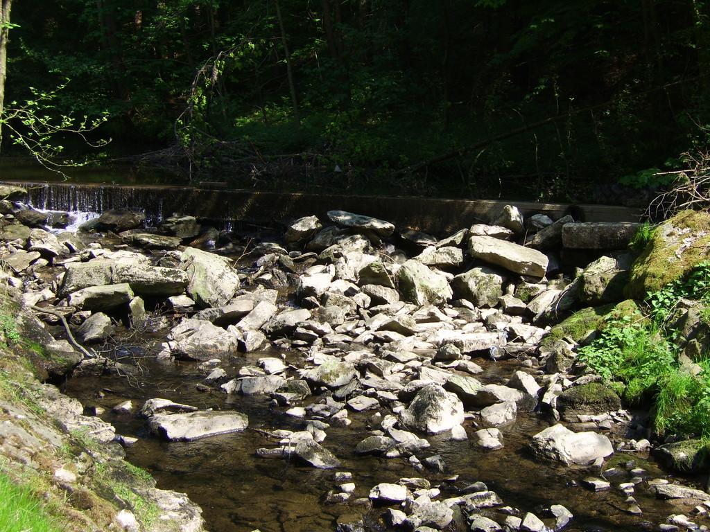 Fluss-aufwärts mit Stauwehr