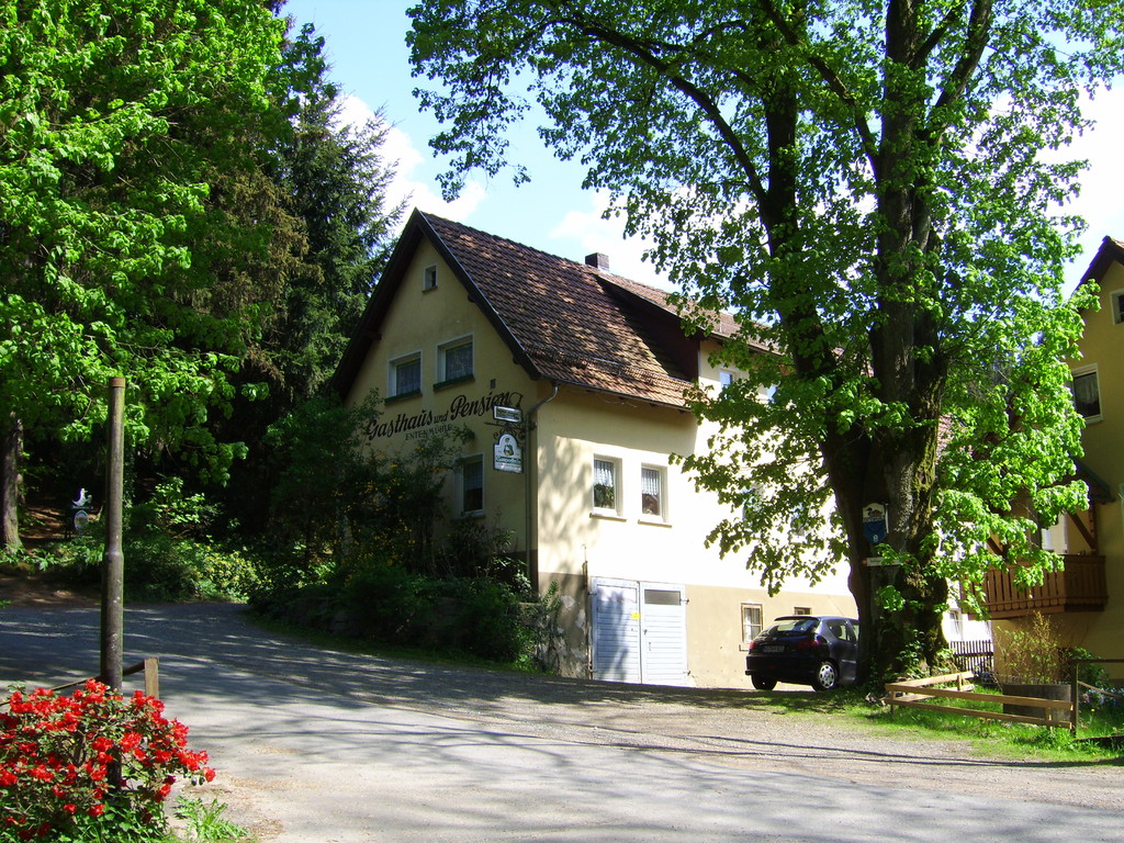 Das Hauptgebäude von vorne mit 6 Gästezimmern und großem kostenlosen Parkplatz