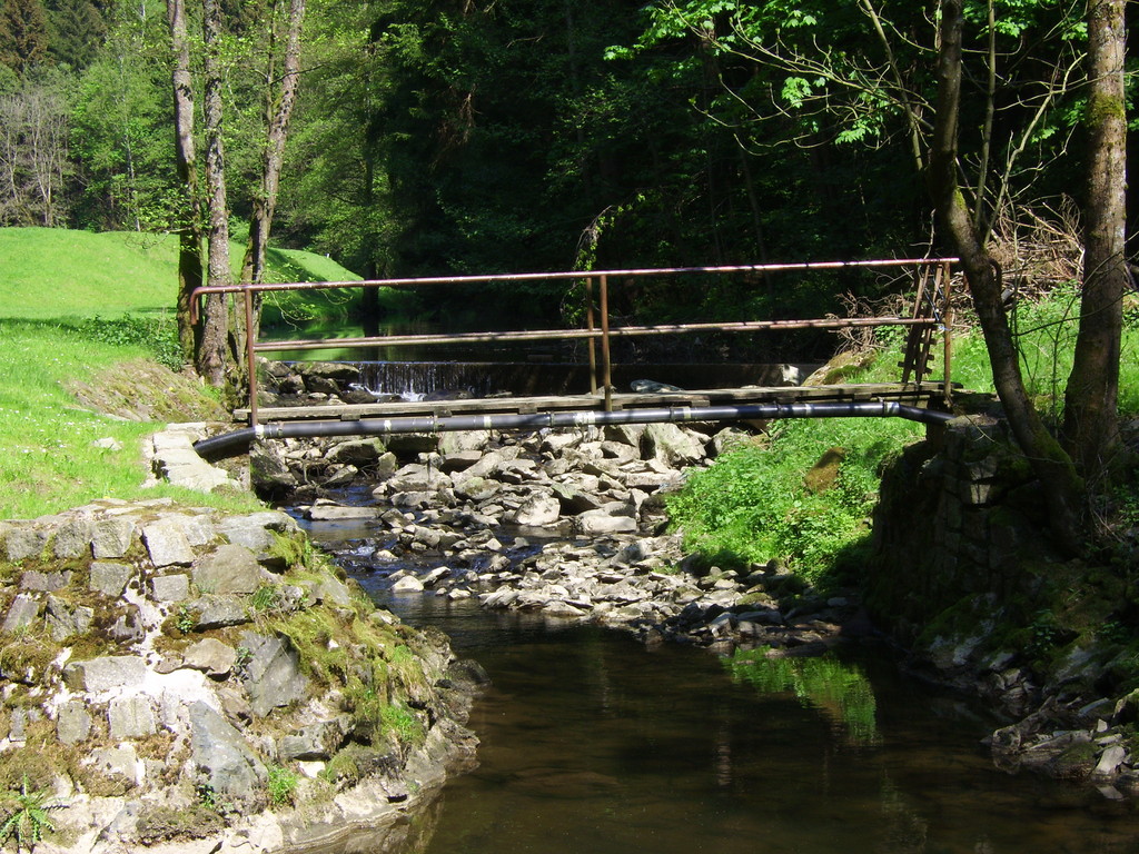 Fussgängerbrücke Fluss-aufwärts