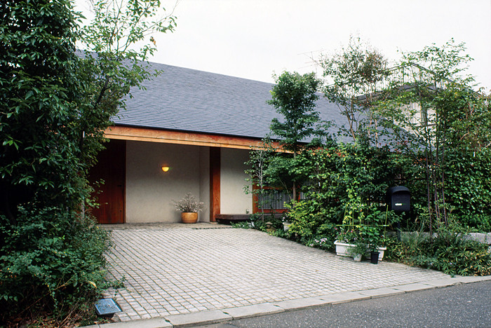 米松の無垢の通し柱と硅砂漆喰の優しい素材感の壁とで囲まれた平屋の家です