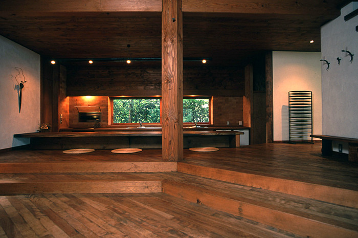 住まい塾　依水　ギャラリー　通し柱