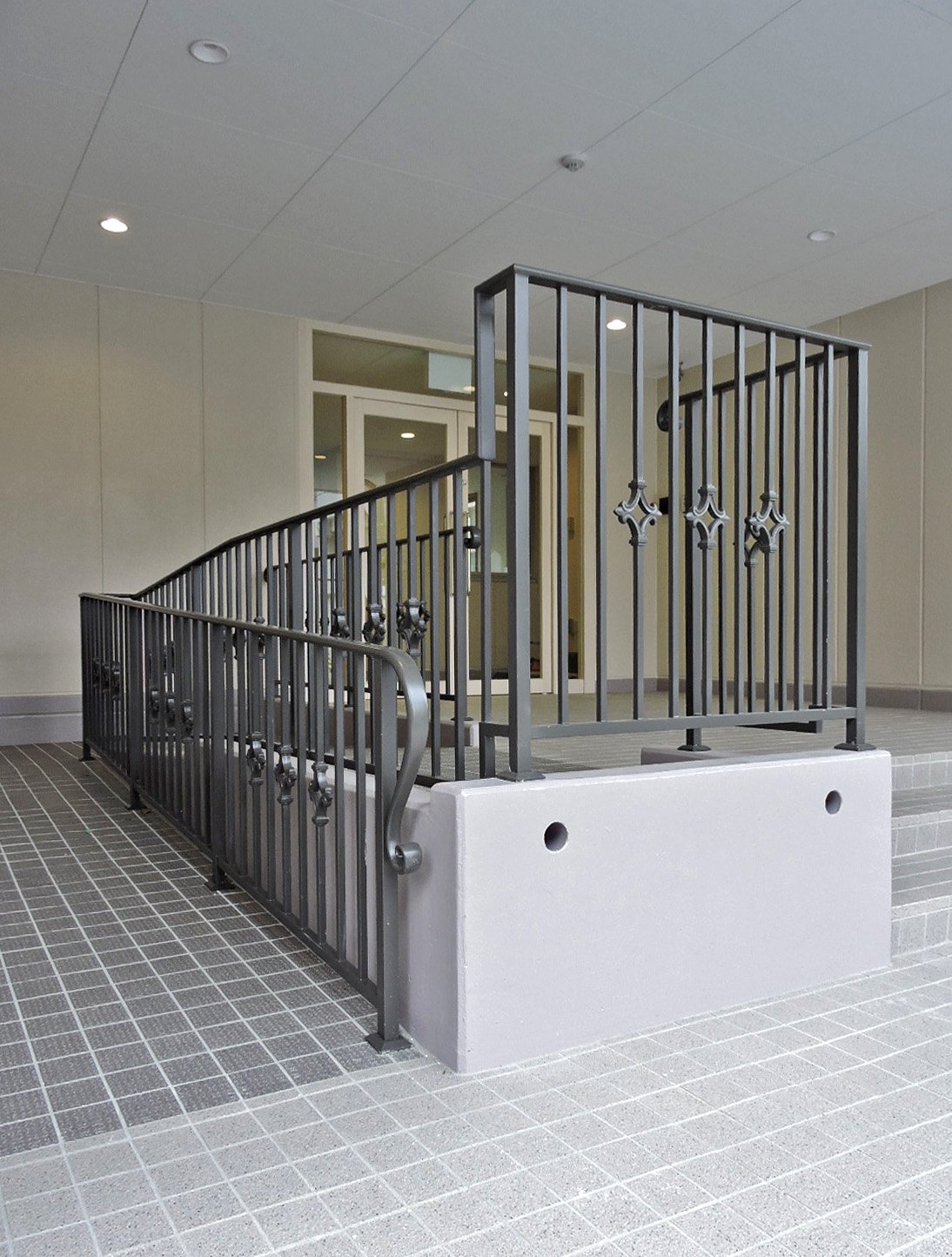 幼稚園 ｽﾛｰﾌﾟ用手摺（神戸市東灘区）