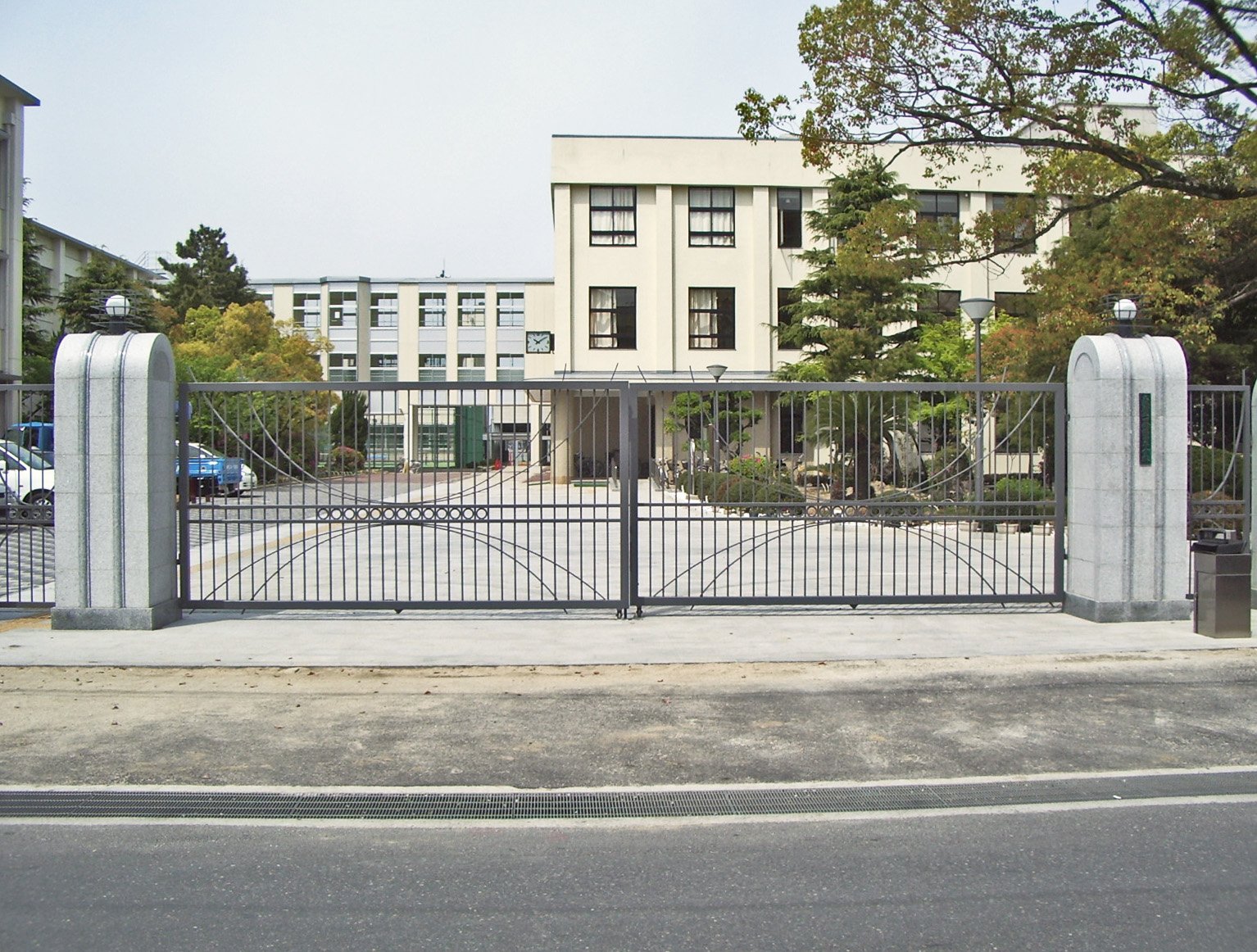 高校 門扉（四條畷市）