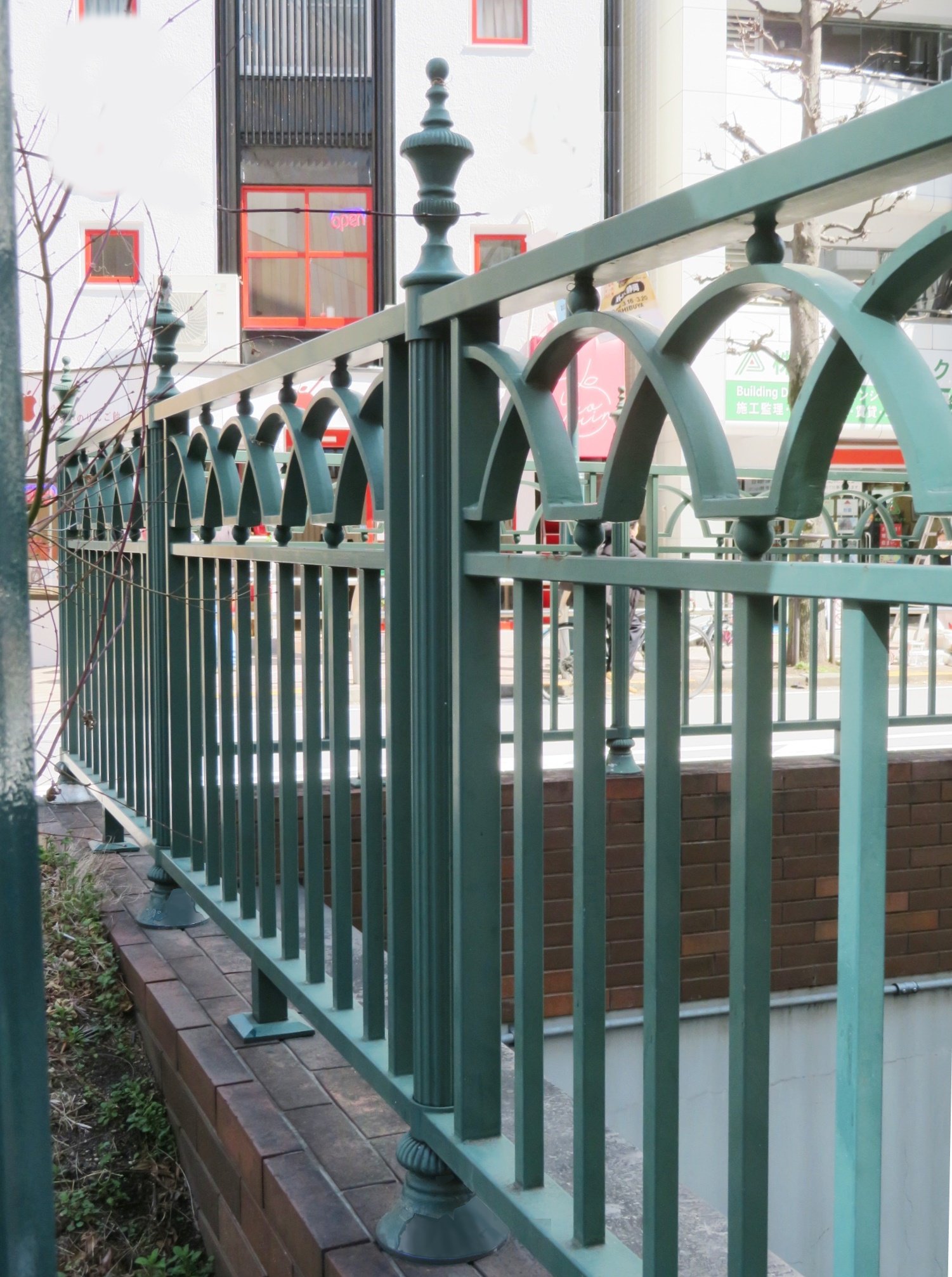 渋谷区役所駐車場入口フェンス