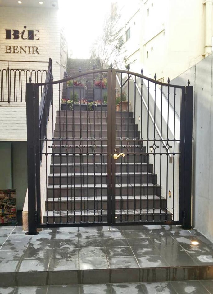 店舗ビル 門扉（神戸市中央区）