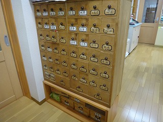 新発田市の漢方相談ができる漢方薬局「佐久間薬局」の生薬ケース