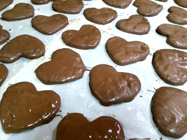 チョコでハートなおせんべい