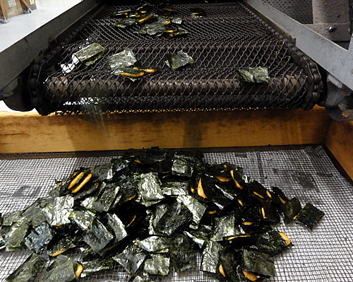 乾かし終えた海苔巻きせんべい