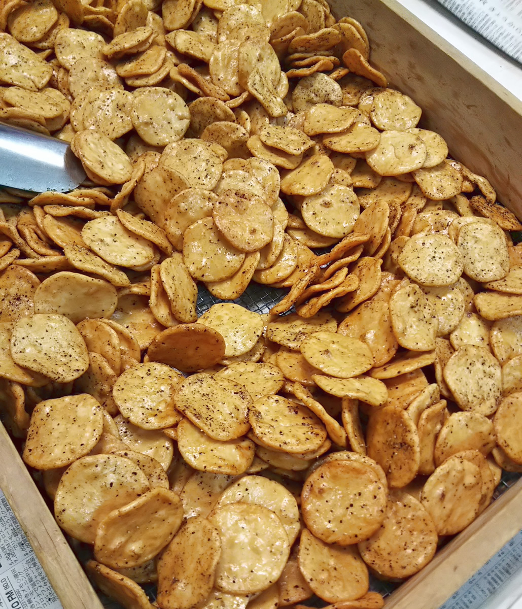 今日のおせんべい　黒胡椒