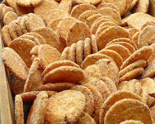 独特のさくっとしたおせんべいにザラメ掛け