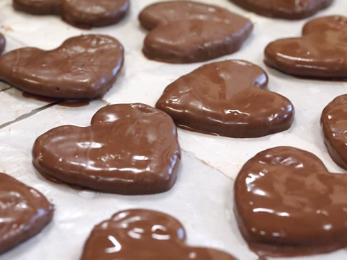 ハート型醤油せんべいに、ミルクチョコをコーティング