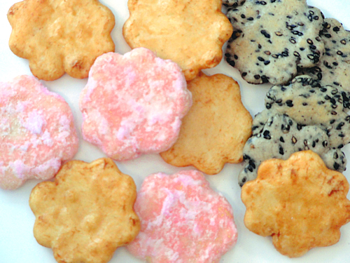 色とりどりの花型おせんべい