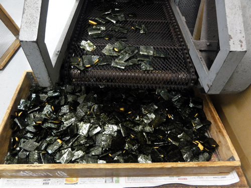 乾燥機から出てくる海苔巻きせんべい