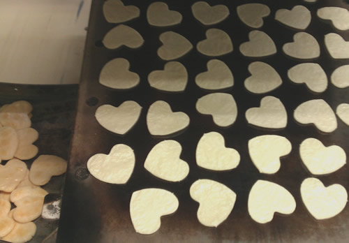 鉄板に乗ったハート型せんべい