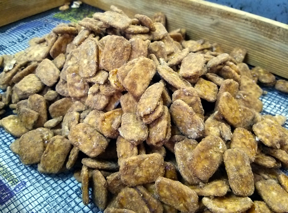 お醤油ベースに、黒糖をまぶしたおせんべい