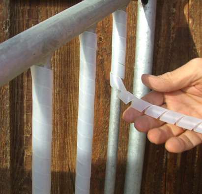 Unter: Zubehör/Heuraufen finden Sie Spiralband das man als Kälteschutz, im Winter, um die Stangen wickeln kann.