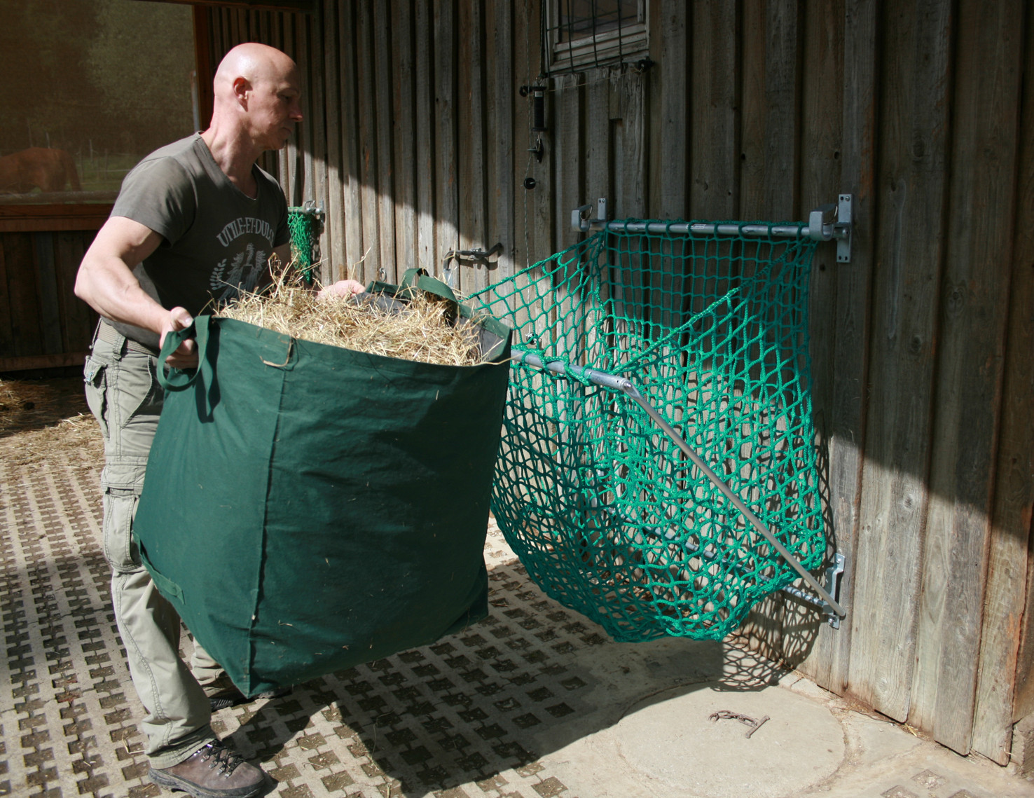 Ruck-Zuck befüllt. Die Halterung hält das Netz offen.