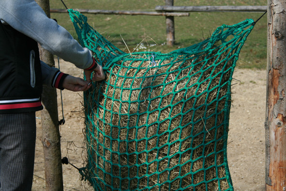 Schließen des 1m breiten Netzes z.B. mit Karabinerhaken