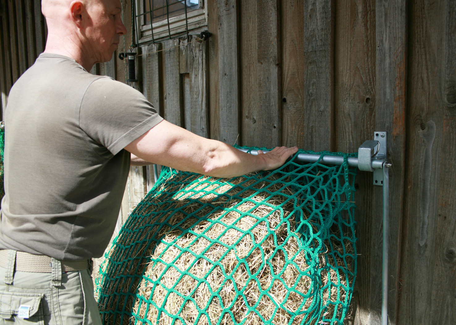 Stange nehmen und wieder in die Halterung legen, fertig.