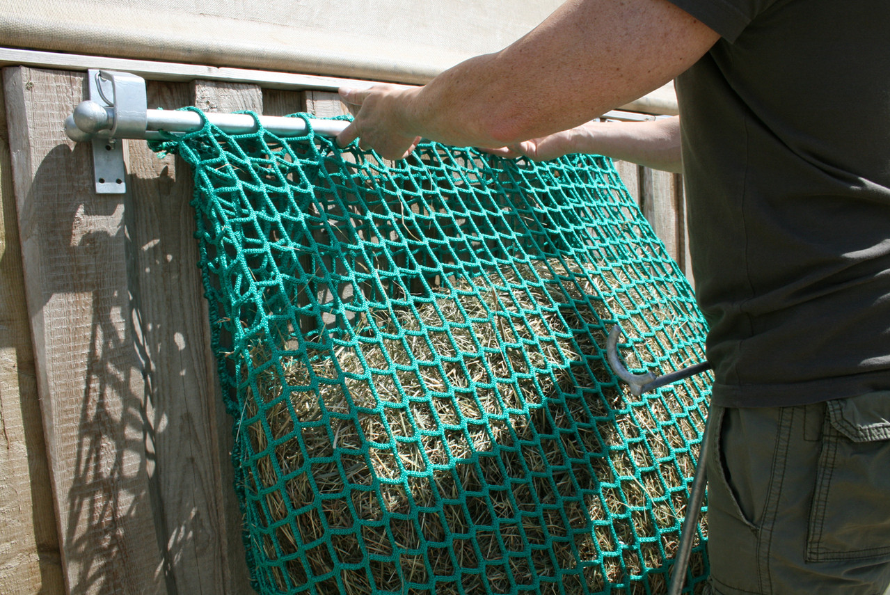 Zum schließen der Raufe einfach die vordere Stange in die Halterungen rutschen lassen. Kein zusätzliches Schließen notwendig.