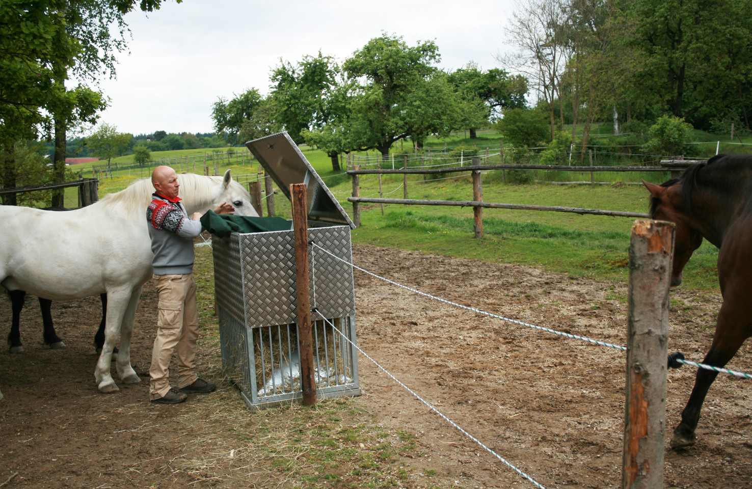 Einfaches Befüllen des Freistehers z.B. mit Hilfe unserer Heutaschen, die bis zu 12 Kg Heu fassen.