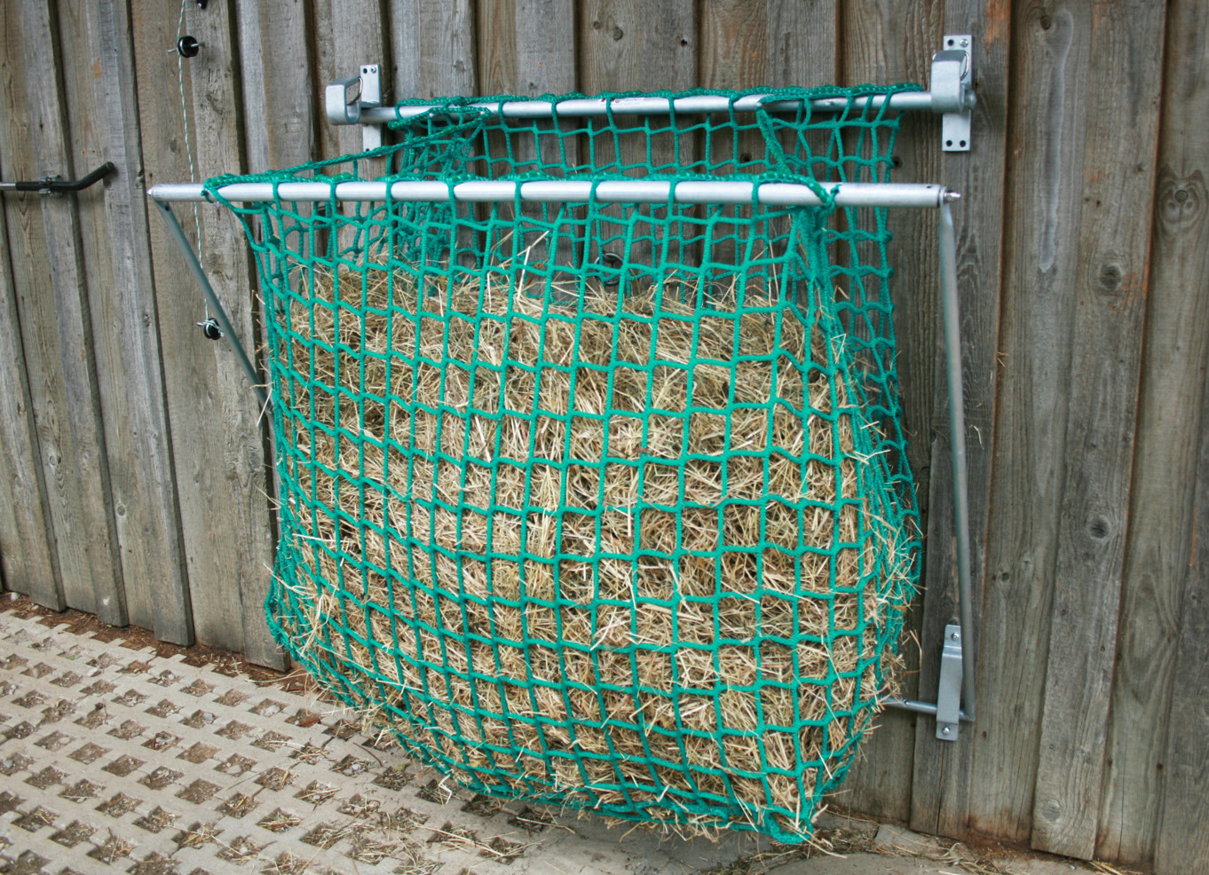 Raufe hier halb geöffnet (abgebildetes Netz 6cm Maschenweite)